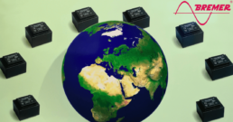 Nachhaltigkeit in der Elektroindustrie ist für BREMER Transformatoren sehr wichtig. Das Bild zeigt den grünen Globus umgeben von Transformatoren.